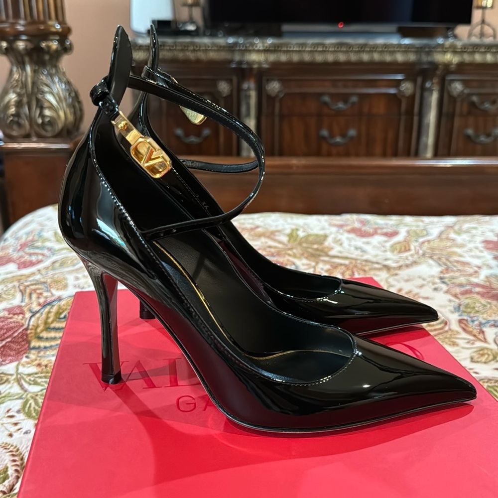 NWT Valentino v logo ankle strap pump